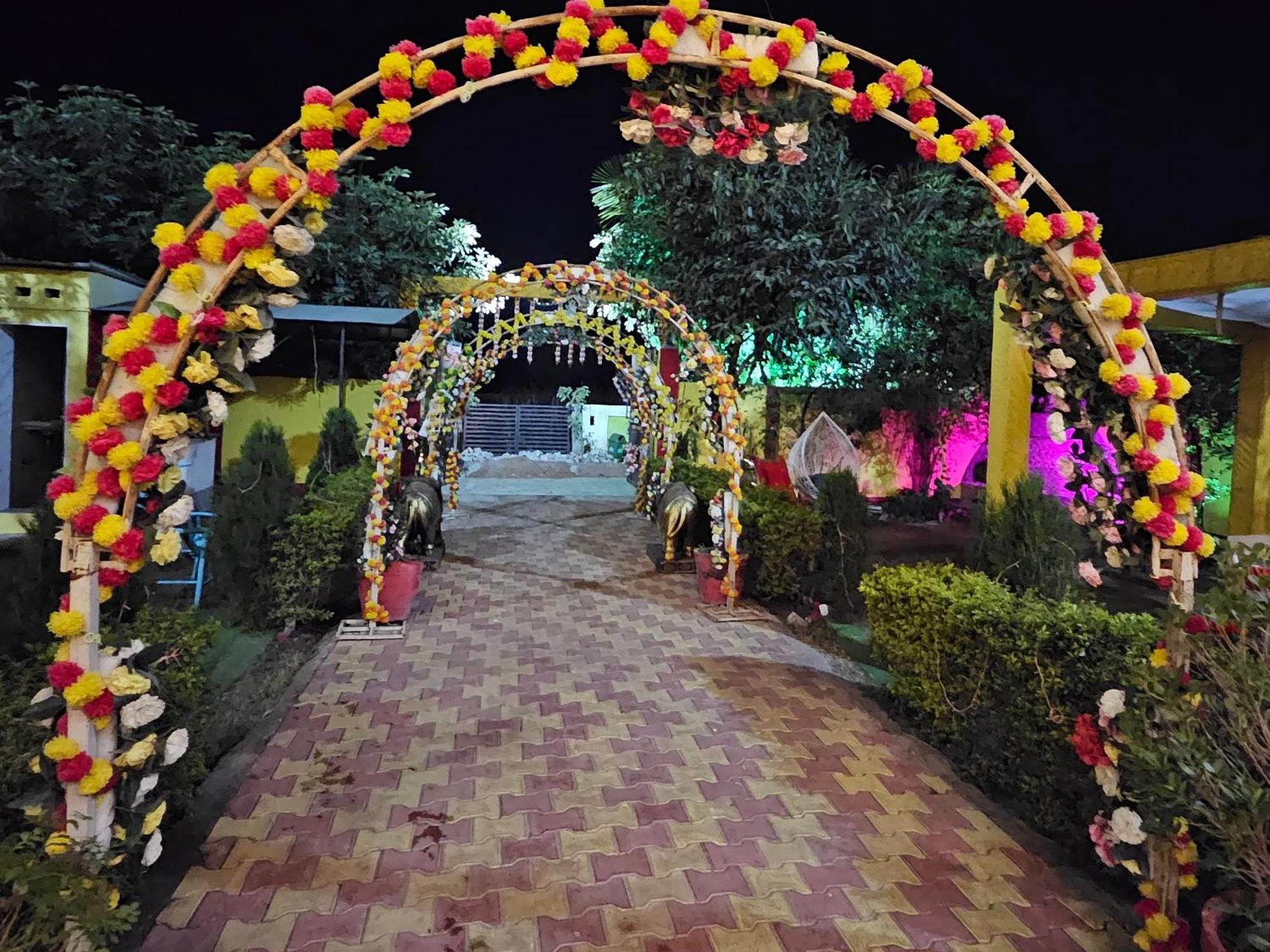 Bundeli Farm Resort & Banquet オルチャ エクステリア 写真